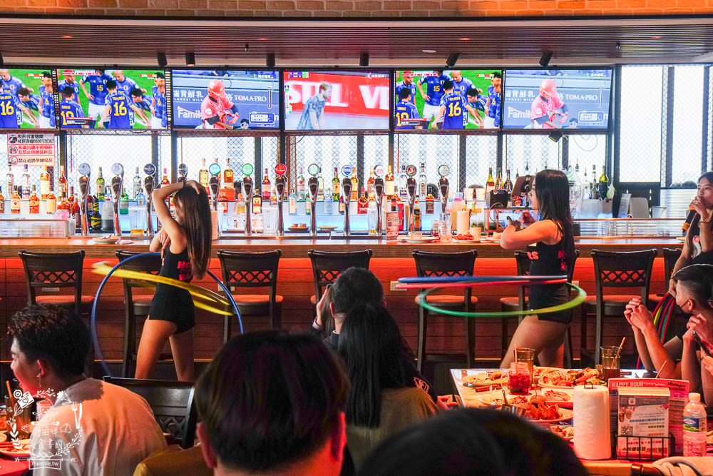 HOOTERS信義店|台北有辣妹熱舞搖呼拉圈的景觀餐廳!超貼心的桌邊剝蝦服務吸引超多人包場聚餐!