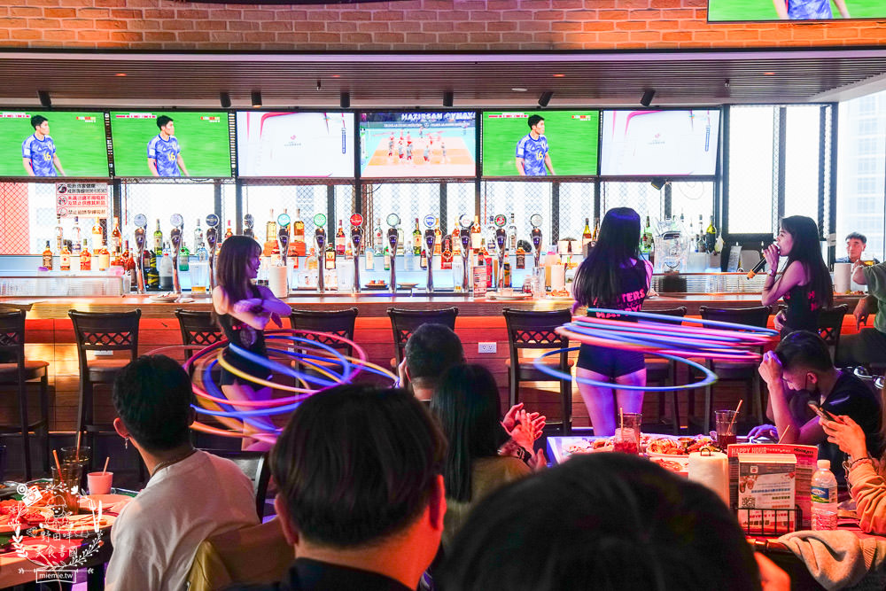 HOOTERS信義店|台北有辣妹熱舞搖呼拉圈的景觀餐廳!超貼心的桌邊剝蝦服務吸引超多人包場聚餐!