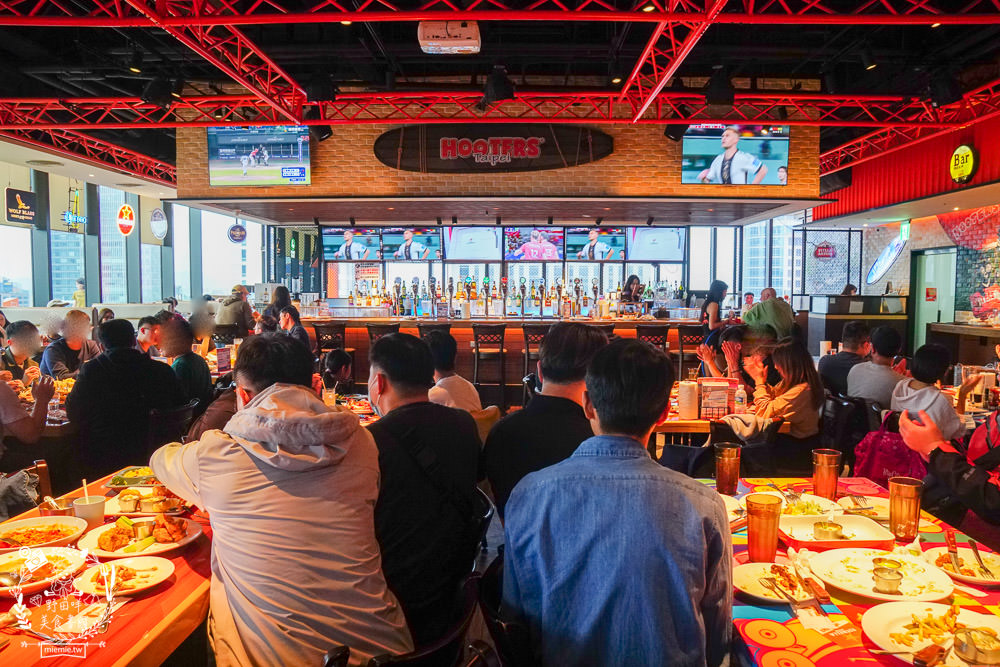 HOOTERS信義店|台北有辣妹熱舞搖呼拉圈的景觀餐廳!超貼心的桌邊剝蝦服務吸引超多人包場聚餐!