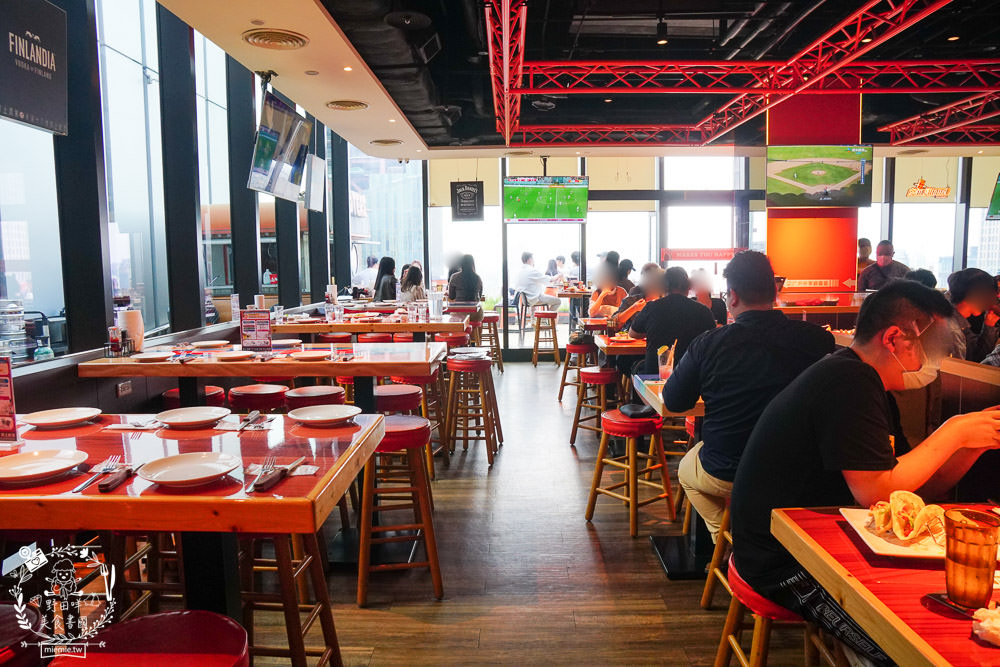 HOOTERS信義店|台北有辣妹熱舞搖呼拉圈的景觀餐廳!超貼心的桌邊剝蝦服務吸引超多人包場聚餐!