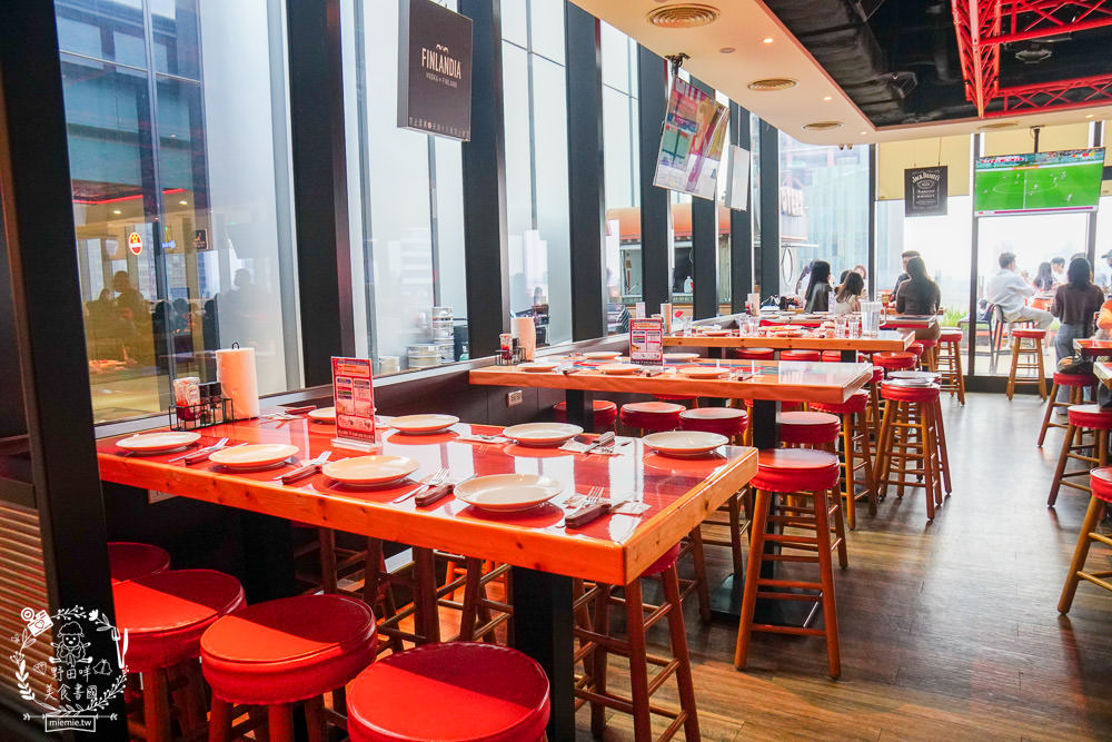 HOOTERS信義店|台北有辣妹熱舞搖呼拉圈的景觀餐廳!超貼心的桌邊剝蝦服務吸引超多人包場聚餐!