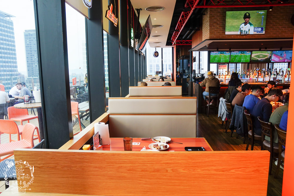 HOOTERS信義店|台北有辣妹熱舞搖呼拉圈的景觀餐廳!超貼心的桌邊剝蝦服務吸引超多人包場聚餐!