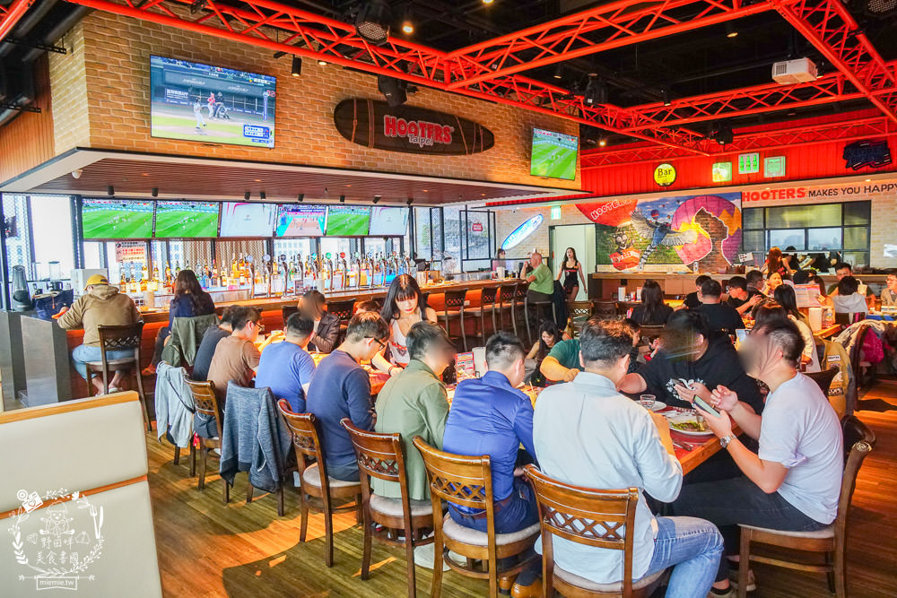 HOOTERS信義店|台北有辣妹熱舞搖呼拉圈的景觀餐廳!超貼心的桌邊剝蝦服務吸引超多人包場聚餐!