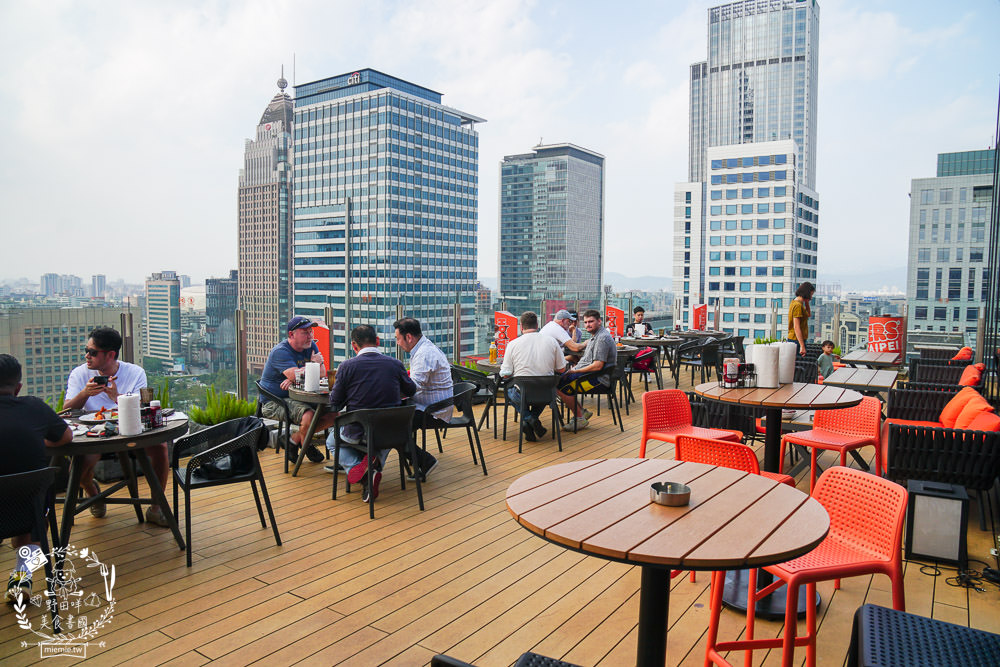 HOOTERS信義店|台北有辣妹熱舞搖呼拉圈的景觀餐廳!超貼心的桌邊剝蝦服務吸引超多人包場聚餐!