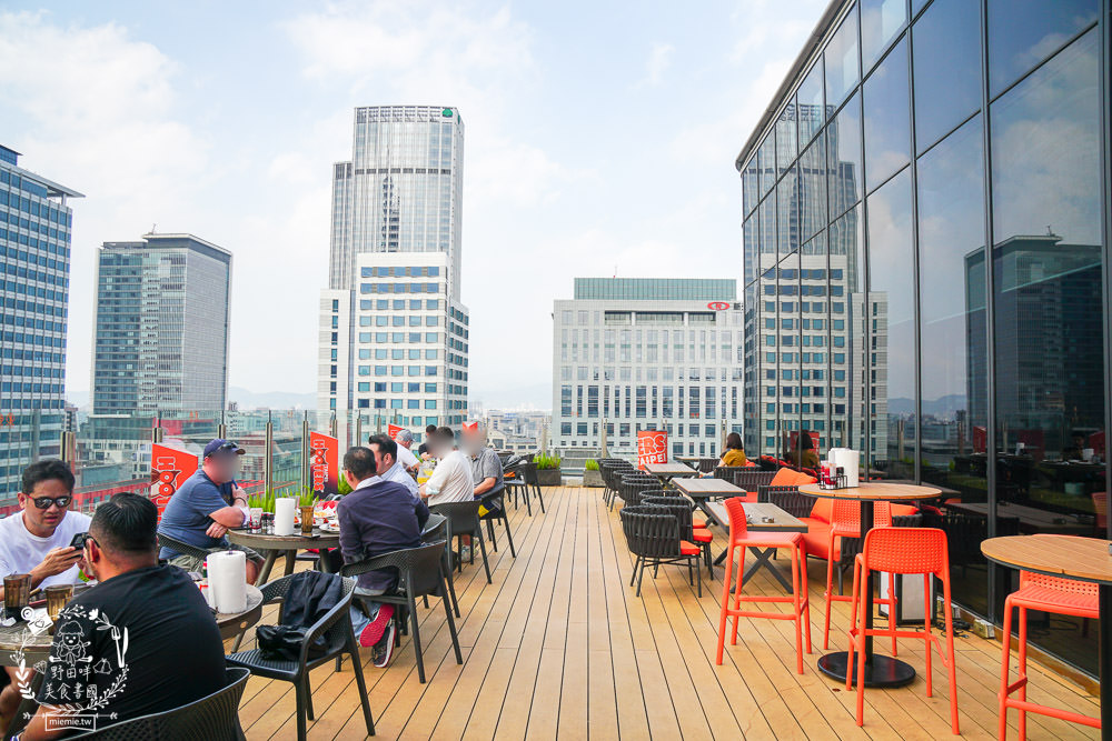 HOOTERS信義店|台北有辣妹熱舞搖呼拉圈的景觀餐廳!超貼心的桌邊剝蝦服務吸引超多人包場聚餐!