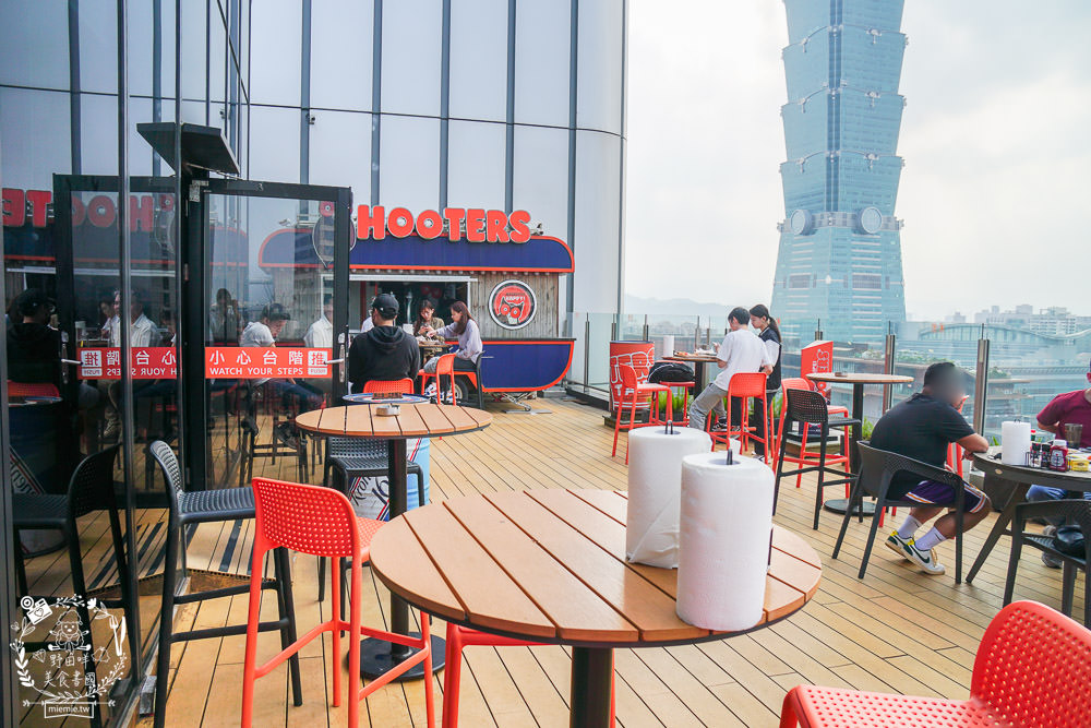HOOTERS信義店|台北有辣妹熱舞搖呼拉圈的景觀餐廳!超貼心的桌邊剝蝦服務吸引超多人包場聚餐!