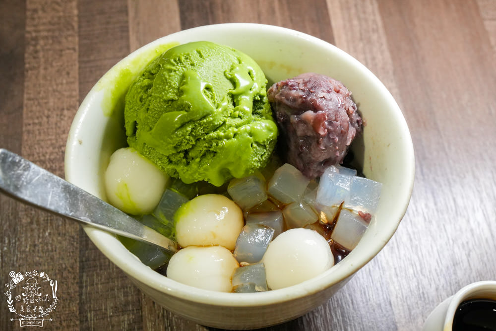 高雄nana’s green tea漢神巨蛋店!抹茶控不用飛日本就可以吃到的抹茶名店!連平日都座無虛席唷~